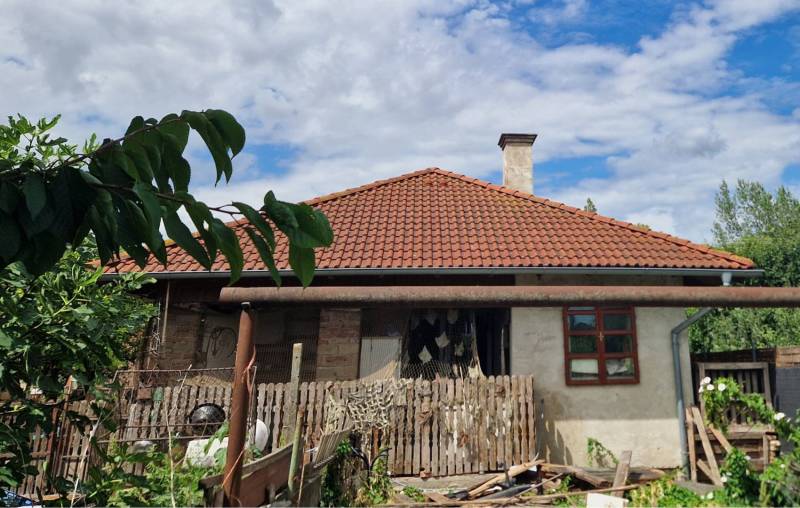 Na predaj 3 izbový rodinný dom s veľkým pozemkom - Rodinný dom v Dolnom Štále so strechou z červených škridiel, oplotený dvor.