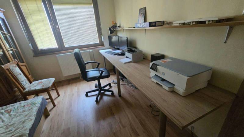Na prenájom 3-izbový zariadený byt - Dunajská Streda - Pracovňa s kancelárskym nábytkom a podlahou s dreveným dekorom v 3-izbovom byte.