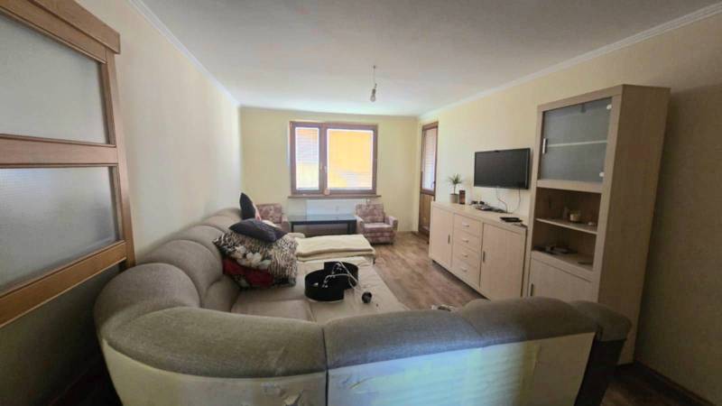 Na prenájom 3-izbový zariadený byt - Dunajská Streda - Obývacia izba v 3-izbovom byte s podlahou s dreveným dekorom a rohovou sedačkou.