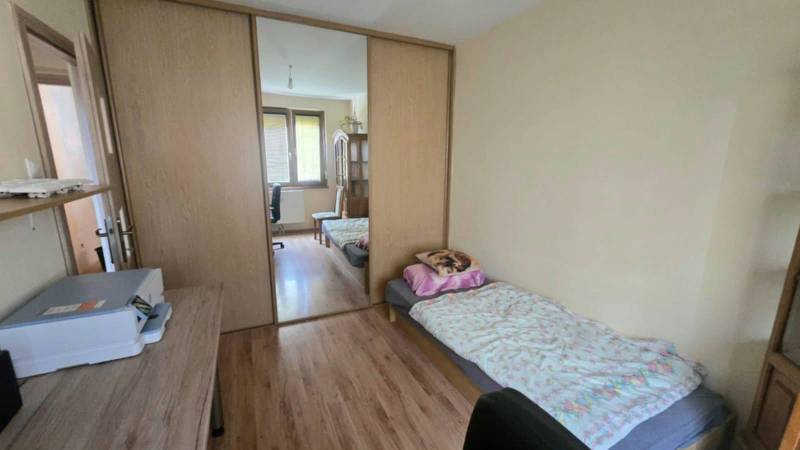 Na prenájom 3-izbový zariadený byt - Dunajská Streda - Detská izba v 3-izbovom byte s posteľou a skriňou, podlaha s dreveným dekorom.