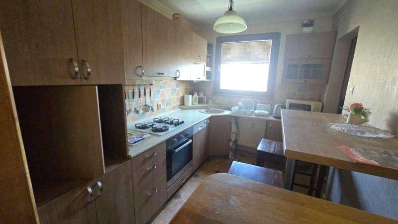 Na prenájom 3-izbový zariadený byt - Dunajská Streda - Kuchynská linka s dreveným dekorom v 3-izbovom byte, svetlo z okna.