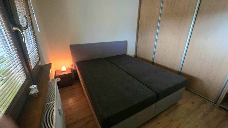 Na prenájom 3-izbový zariadený byt - Dunajská Streda - Posteľ vedľa skrine v spálni, podlaha s dreveným dekorom, 3-izbový byt.