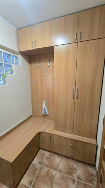 Na prenájom 3-izbový zariadený byt - Dunajská Streda - Chodba so vstavanou skriňou a háčikmi, ideálna do 3-izbového bytu.