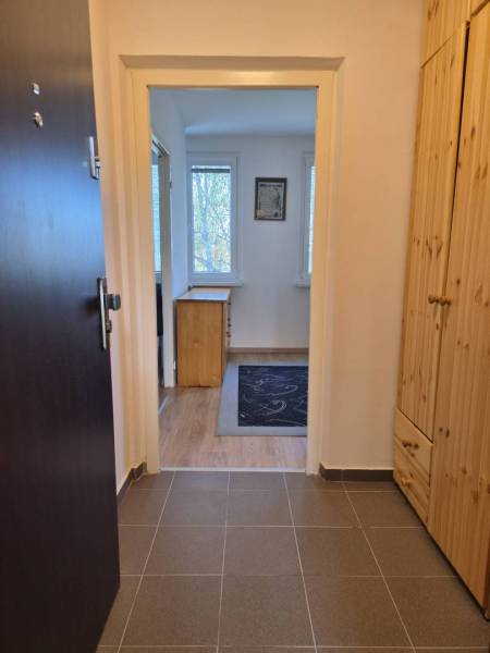 REZERVOVANÉ! Zariadená garsónka po kompletnej rekonštrukcii - V Rekreačnom apartmáne sú svetlé chodby, koberec a podlaha s dreveným dekorom.