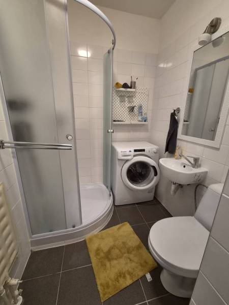 REZERVOVANÉ! Zariadená garsónka po kompletnej rekonštrukcii - Kúpeľňa s rohovou sprchou, práčkou a umývadlom v Rekreačnom apartmáne.
