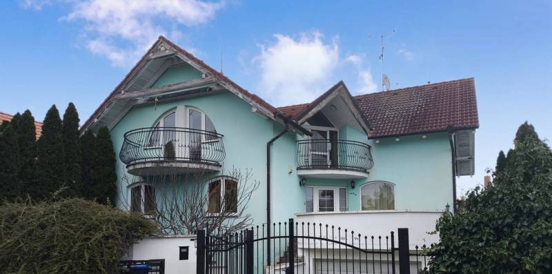 EXKLUZÍVNE LEN U NÁS! - Veľký rodinný dom - Dunajská Streda - Rodinný dom v Dunajskej Strede na ulici Pókatelek s balkónom a záhradou.