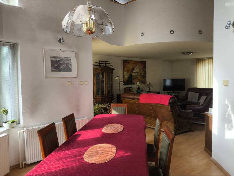 EXKLUZÍVNE LEN U NÁS! - Veľký rodinný dom - Dunajská Streda - Jedáleň s konferenčným stolom, pohovkou a podlahou s dreveným dekorom v rodinnom dome.