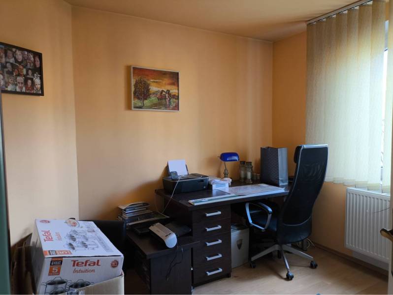 EXKLUZÍVNE LEN U NÁS! - Veľký rodinný dom - Dunajská Streda - Kancelária v rodinnom dome s pracovným stolom, tlačiarňou a podlahou s dreveným dekorom.