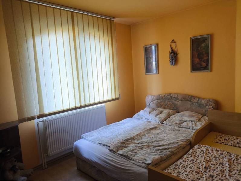 EXKLUZÍVNE LEN U NÁS! - Veľký rodinný dom - Dunajská Streda - Spálňová izba v rodinnom dome s posteľou, žltými stenami a vertikálnymi žalúziami.