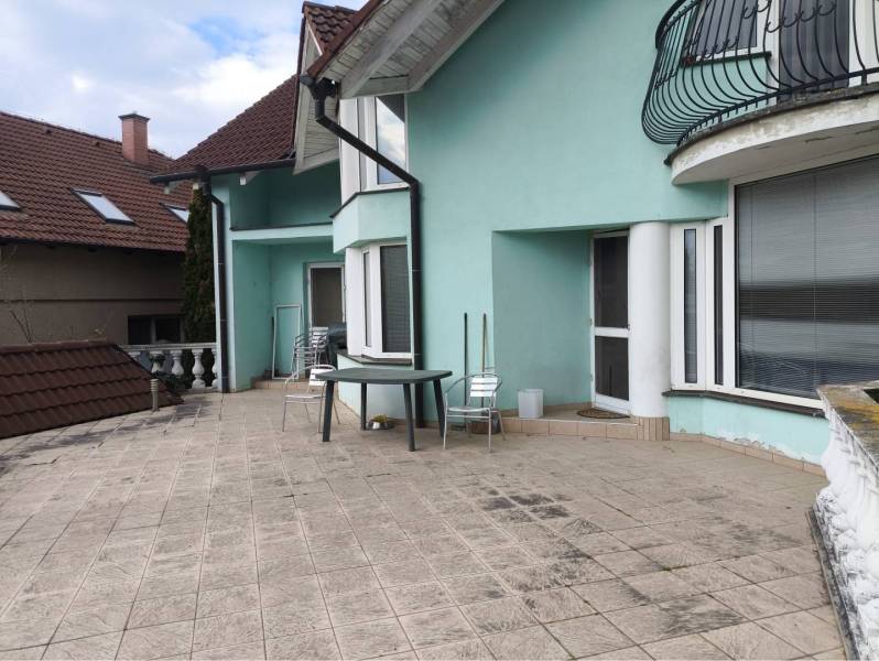 EXKLUZÍVNE LEN U NÁS! - Veľký rodinný dom - Dunajská Streda - Rodinný dom v Dunajskej Strede na ulici Pókatelek s terasou a vonkajším sedením.