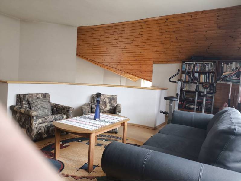 EXKLUZÍVNE LEN U NÁS! - Veľký rodinný dom - Dunajská Streda - Obývacia izba s pohovkou, kreslami, stolíkom a knihovňou v rodinnom dome.