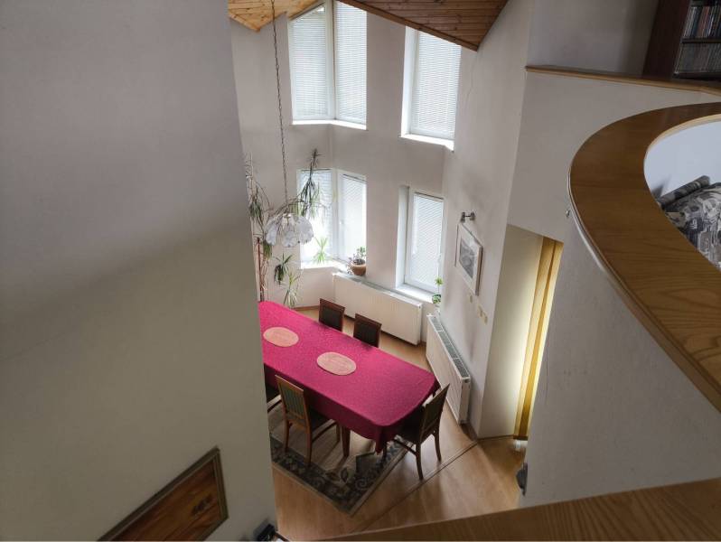 EXKLUZÍVNE LEN U NÁS! - Veľký rodinný dom - Dunajská Streda - Jedáleň s červeným obrusom a podlahou s dreveným dekorom v rodinnom dome.