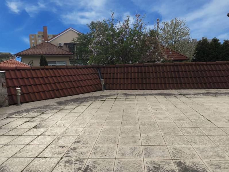 EXKLUZÍVNE LEN U NÁS! - Veľký rodinný dom - Dunajská Streda - Terasa s dlažbou, červenou strešnou krytinou a zeleňou v Dunajskej Strede na Pókatelek ulici.