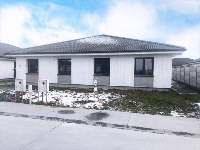 4izbový rodinný dom - Horná Potôň - Rodinný dom na Dlhej ulici v Hornej Potôni, zasnežený trávnik a šedá fasáda.