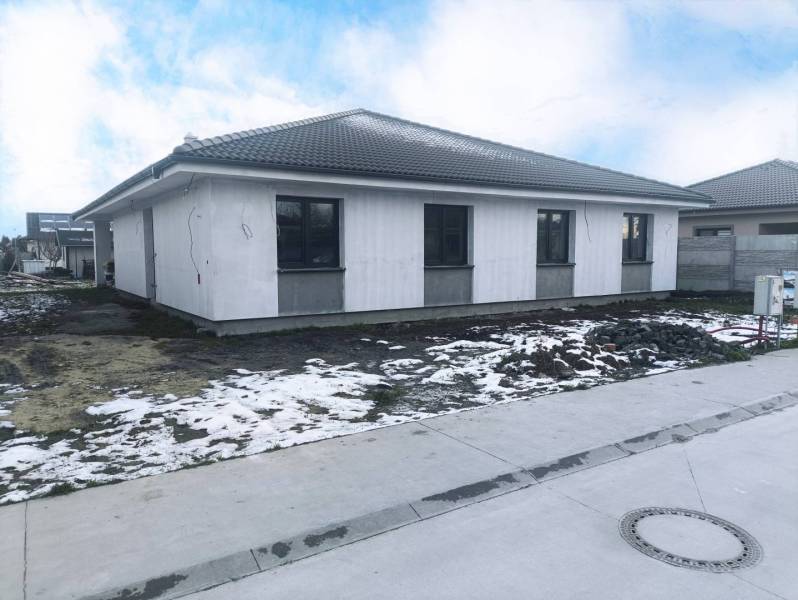 4izbový rodinný dom - Horná Potôň - Rodinný dom na Dlhej ulici v Hornej Potôni s čiastočne zasneženým dvorom.