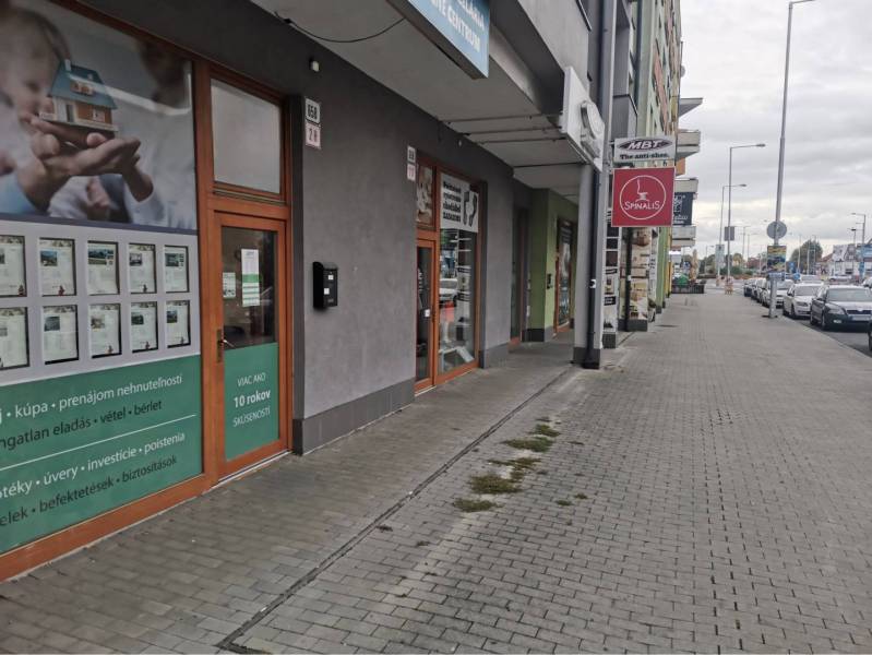 Ponúkame Vám na prenájom obchodný priestor - kanceláriu v DS - Obchodné priestory na Galantskej ulici v Dunajskej Strede s reklamnými tabuľami.
