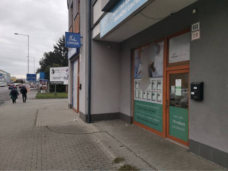 Ponúkame Vám na prenájom obchodný priestor - kanceláriu v DS - Obchodné priestory na Galantskej ulici v Dunajskej Strede so zamračenou oblohou.