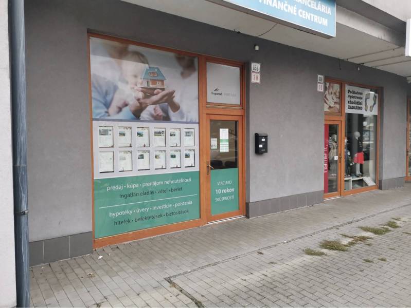 Ponúkame Vám na prenájom obchodný priestor - kanceláriu v DS - Obchodné priestory na Galantskej ulici v Dunajskej Strede s ponukou realitných služieb.