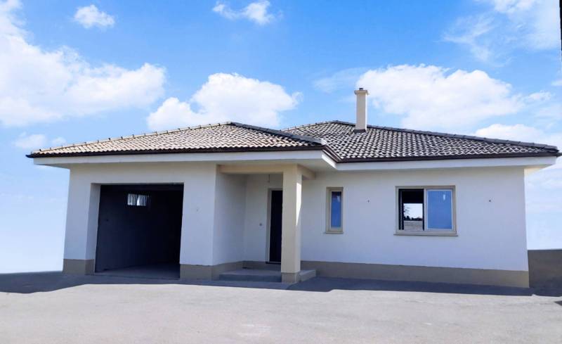 Rezervované / 4-izbový rodinný dom v obci Michal na Ostrove - Rodinný dom v Michale na Ostrove s garážou a šikmou strechou.