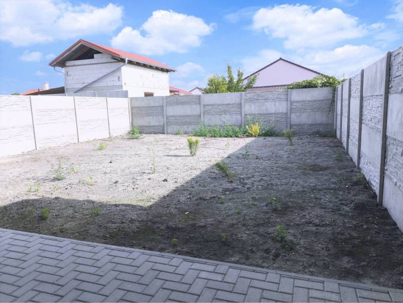 Predané - 4izbový rodinný dom (dvojdom) v obci Horná Potôň! - Stavebný pozemok pri rodinnom dome v Hornej Potôni so spevnenou prístupovou cestou.