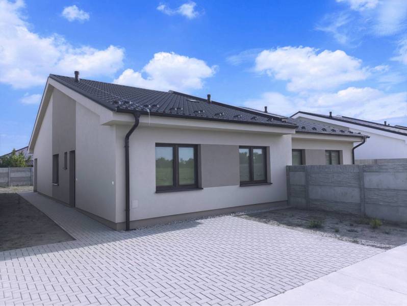 Predané - 4izbový rodinný dom (dvojdom) v obci Horná Potôň! - Rodinný dom v Hornej Potôni s plochou strechou a spevneným dvorom.