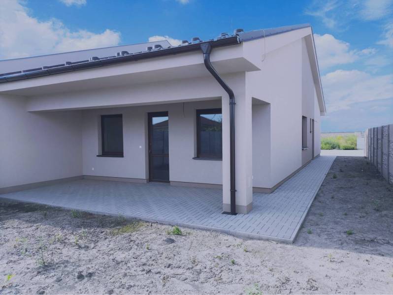 Predané - 4izbový rodinný dom (dvojdom) v obci Horná Potôň! - Rodinný dom v Hornej Potôni s terasou a zatrávneným pozemkom, ohraničený plotom.