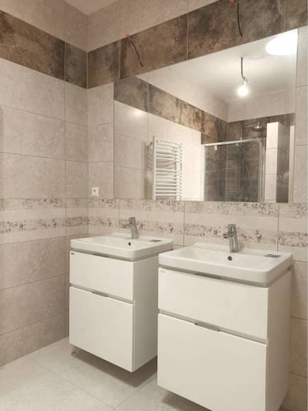 Predané - 4izbový rodinný dom (dvojdom) v obci Horná Potôň! - Kúpeľňa v rodinnom dome s dvoma umývadlami a zrkadlom na dlaždicovej stene.