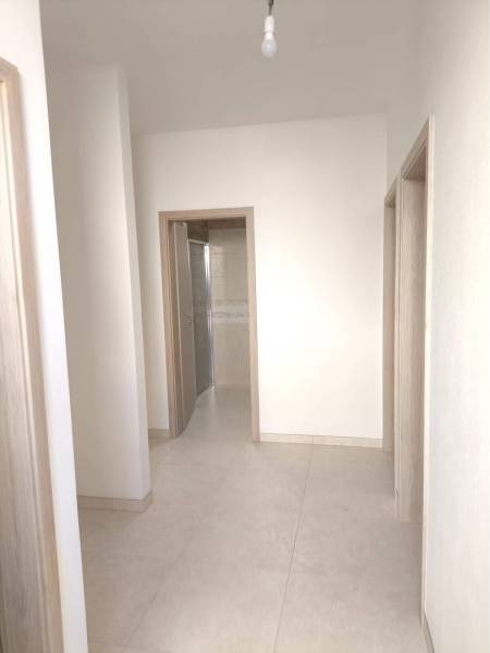 Predané - 4izbový rodinný dom (dvojdom) v obci Horná Potôň! - Chodba v rodinnom dome s bielymi stenami a keramickou dlažbou.