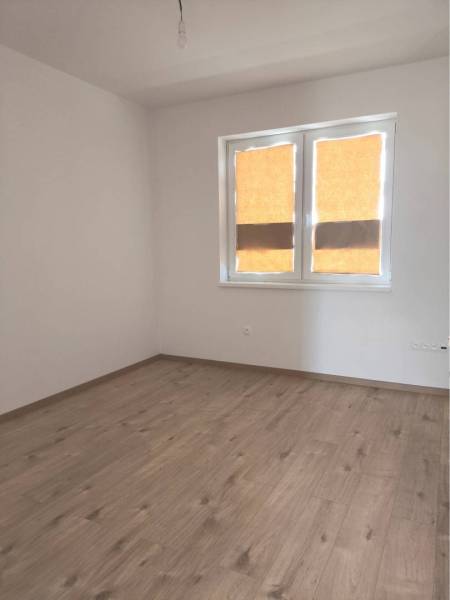 Predané - 4izbový rodinný dom (dvojdom) v obci Horná Potôň! - Izba v rodinnom dome s podlahou s dreveným dekorom a zatieneným oknom.