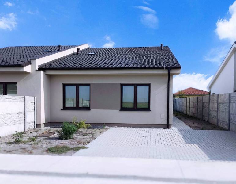 Predané - 4izbový rodinný dom (dvojdom) v obci Horná Potôň! - Rodinný dom v Hornom Potôni s dvojitou strechou a dláždeným prístupovým chodníkom.