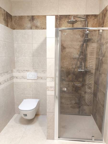 Predané - 4izbový rodinný dom (dvojdom) v obci Horná Potôň! - Rodinný dom má kúpeľňu s keramickými obkladmi, sprchovým kútom a závesným záchodom.