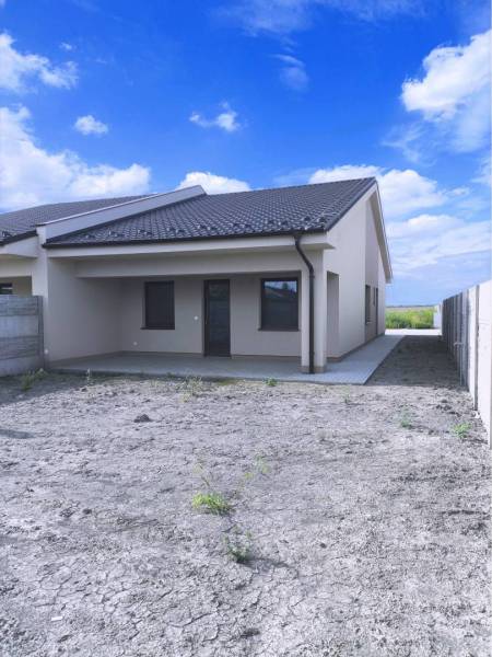 Predané - 4izbový rodinný dom (dvojdom) v obci Horná Potôň! - Rodinný dom v Hornej Potôni s priestranným dvorom a chodníkom pod modrou oblohou.