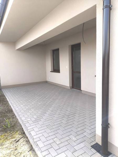 Predané - 4izbový rodinný dom (dvojdom) v obci Horná Potôň! - Terasa rodinného domu v Hornej Potôni so zámkovou dlažbou a prístreškom.