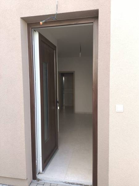 Predané - 4izbový rodinný dom (dvojdom) v obci Horná Potôň! - Otváracie dvere do rodinného domu v Hornej Potôni, jednoduchý interiér s dlažbou.