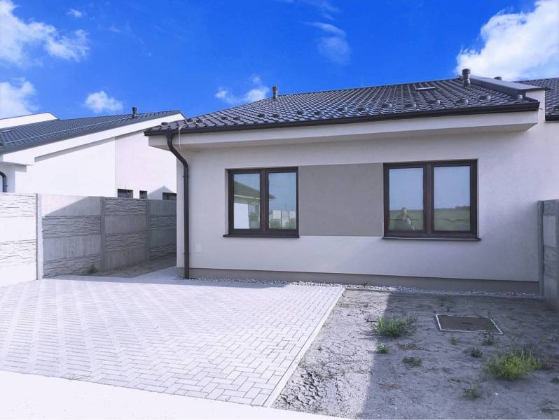 Predané - 4izbový rodinný dom (dvojdom) v obci Horná Potôň! - Rodinný dom v Hornej Potôni s dláždeným nádvorím a betónovým plotom.