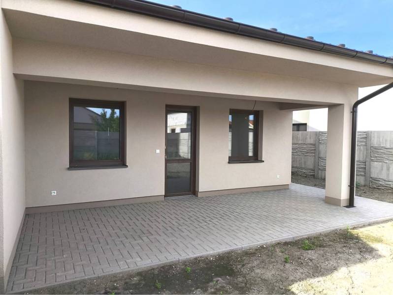 Predané - 4izbový rodinný dom (dvojdom) v obci Horná Potôň! - Rodinný dom v Hornej Potôni s prekrytou terasou a dlažbou pri stene.