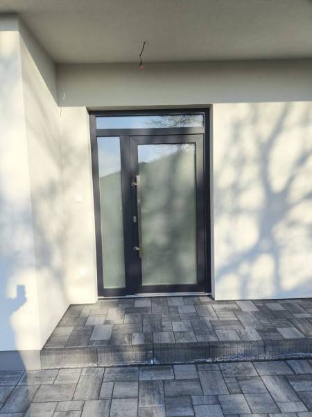 4 izbový rodinný  dom v obci Michal na Ostrove! - Vstupné dvere rodinného domu v Michale na Ostrove s dlažbou v exteriéri.