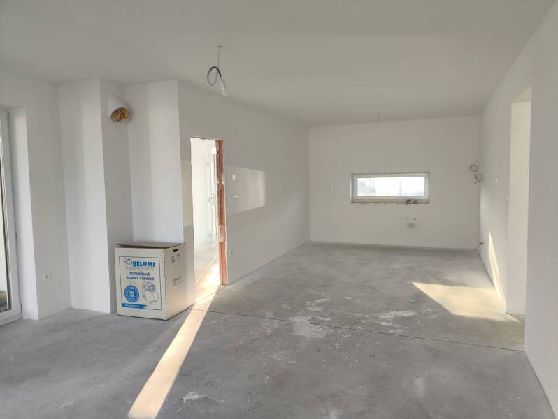 4 izbový rodinný  dom v obci Michal na Ostrove! - Izba v rodinnom dome s betónovou podlahou a krabicou od techniky.