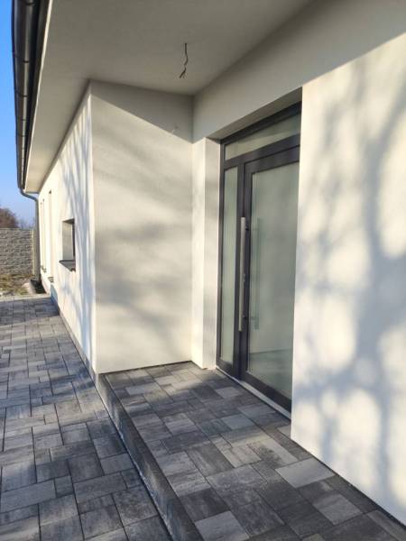 4 izbový rodinný  dom v obci Michal na Ostrove! - Vstup do rodinného domu v Michale na Ostrove s dlažbou a sklenenými dverami.