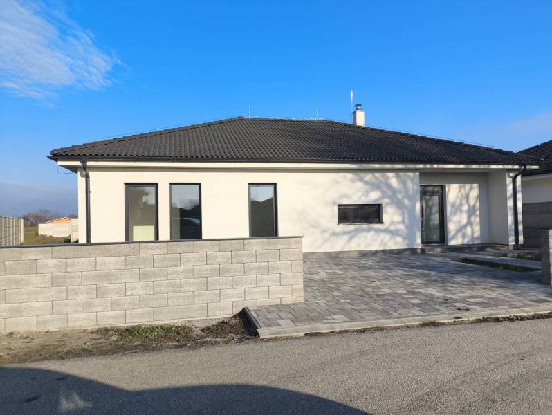 4 izbový rodinný  dom v obci Michal na Ostrove! - Rodinný dom v Michale na Ostrove s bielou fasádou a šedou strechou.