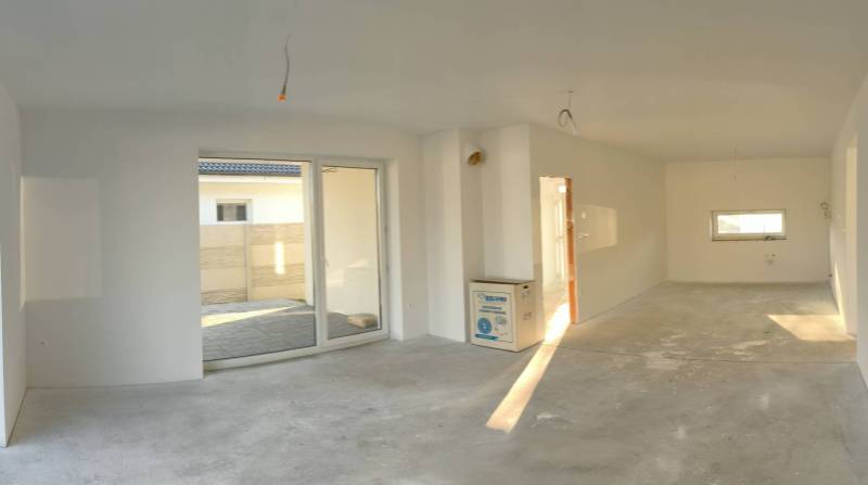 4 izbový rodinný  dom v obci Michal na Ostrove! - Priestranná miestnosť v rodinnom dome s posuvnými dverami do záhrady.