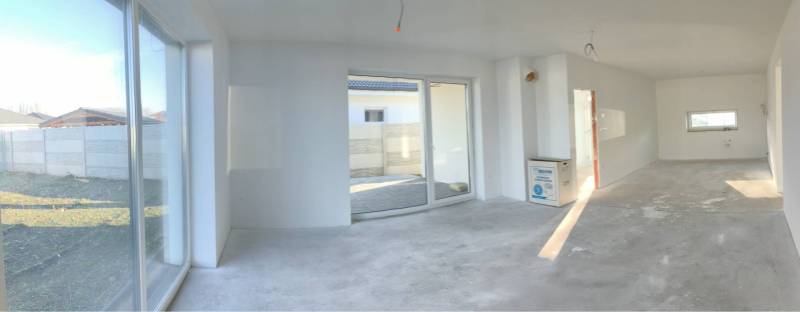 4 izbový rodinný  dom v obci Michal na Ostrove! - Priestranná miestnosť so sklenenými dverami a bielymi stenami v rodinnom dome.