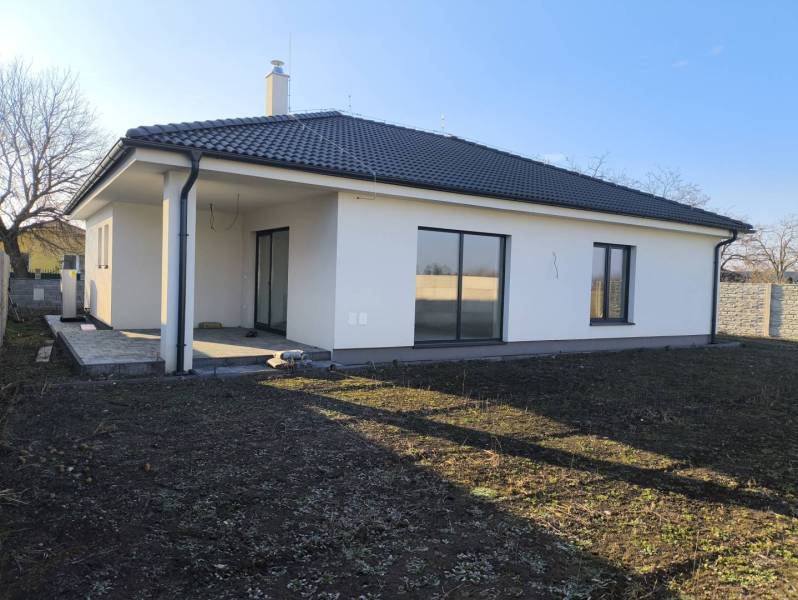 4 izbový rodinný  dom v obci Michal na Ostrove! - Rodinný dom v Michale na Ostrove s plochou strechou a priestrannou terasou.