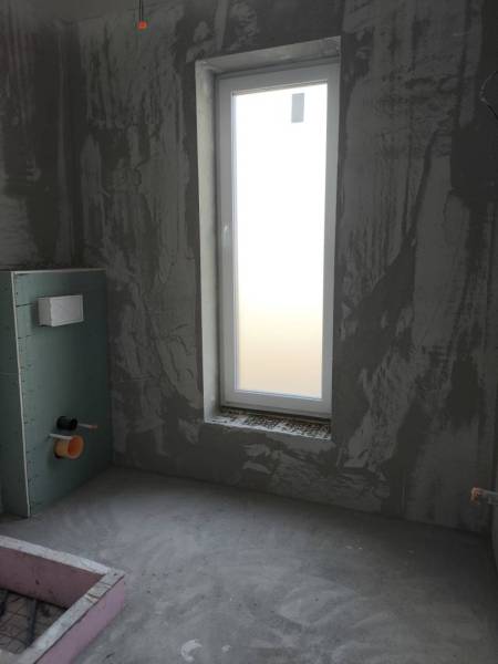 4 izbový rodinný  dom v obci Michal na Ostrove! - Štádium stavby v rodinnom dome, sadrokartónová konštrukcia a plastové okno.