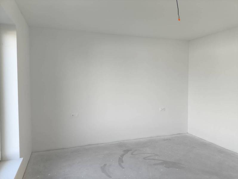 4 izbový rodinný  dom v obci Michal na Ostrove! - Prázdna miestnosť v rodinnom dome s bielymi stenami a bez podlahovej krytiny.