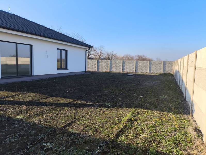 4 izbový rodinný  dom v obci Michal na Ostrove! - Rodinný dom v Michale na Ostrove so záhradou a plotom na spevnenom pozemku.