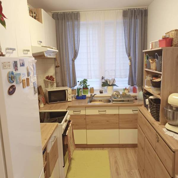 ☎️0904/842-727 Štýlové bývanie - 3izbový byt – Horný Bar - Kuchyňa v 3-izbovom byte s podlahou s dreveným dekorom a zariadením.