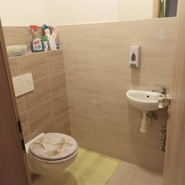 ☎️0904/842-727 Štýlové bývanie - 3izbový byt – Horný Bar - Kúpeľňa s umývadlom a toaletou v 3-izbovom byte, svetlé obklady.