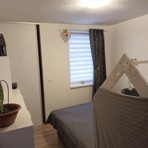 ☎️0904/842-727 Štýlové bývanie - 3izbový byt – Horný Bar - Spálňa v 3-izbovom byte s posteľou, skrinkou a podlahou s dreveným dekorom.