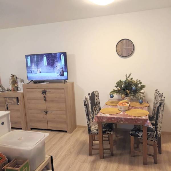 ☎️0904/842-727 Štýlové bývanie - 3izbový byt – Horný Bar - Obývačka s televízorom, jedálenským stolom, dekoráciou a podlahou s dreveným dekorom v 3-izbovom byte.